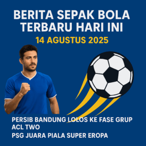 Pemain sepak bola dalam balutan jersey biru berdiri di samping bola, latar berita sepak bola 14 Agustus 2025.