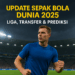 Pemain sepak bola realistis dengan jersey biru netral sedang berlari di lapangan, latar stadion penuh penonton dan lampu sorot malam, disertai teks “Update Sepak Bola Dunia 2025: Liga, Transfer & Prediksi